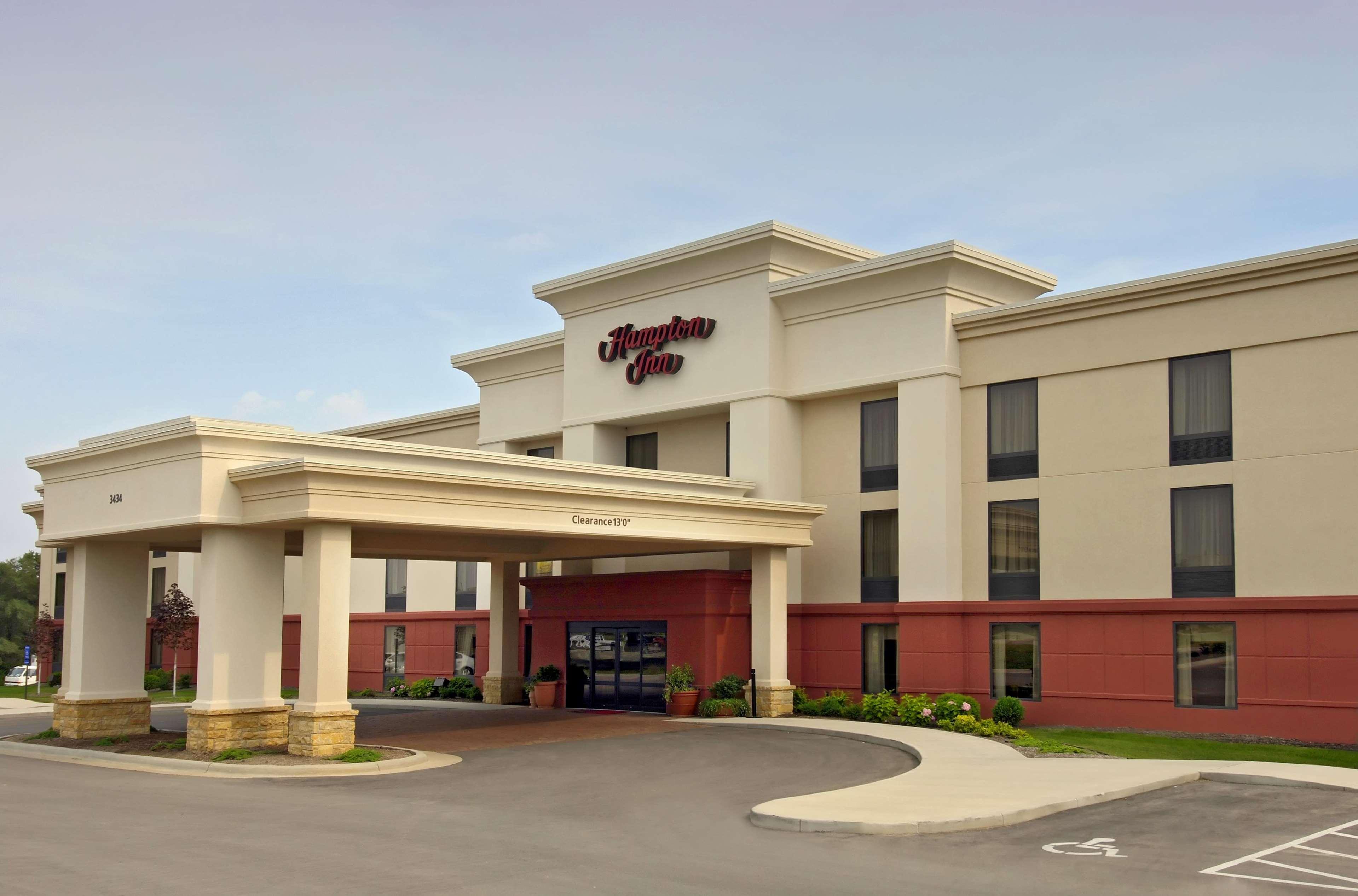 Hampton Inn Dubuque Exterior photo